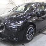 ガラスコーティング 愛知県長久手市より BMW 218d 入庫です。